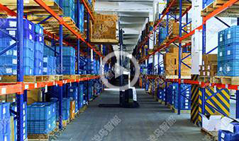 堆垛式AGV与密集型仓储货架，智能仓储，蜂鸟2号堆垛式AGV，载重货物2吨，高举升可达5米